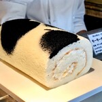 Chez-tani - モーモーチーズロール（生地にもクリームにもクリームチーズ使用。牛柄は竹炭）