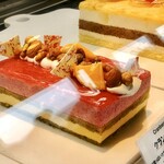 Chez-tani - クランベリー（クランベリームース・メープルムース・ピスタチオジェノワーズ。クリスマスらしいケーキ）