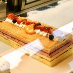 Chez-tani - ピエロ（パリパリチョコの食感が楽しい苺ムースのケーキ）