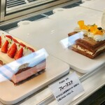 Chez-tani - フレーズエテ（紅茶クッキーボトムに苺とチョコのムース）、生チョコ（オレンジが爽やか。ショコラジェノワーズと生チョコクリームと生クリーム）