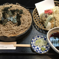 日本橋 やぶ久 - 店の方自身がせいろと呼んでいるのに、なぜか海苔がまぶしてある蕎麦。海苔なら盛り蕎麦かざる蕎麦でしょう、老舗なんだからそこは正しく言って欲しい。海苔は単品で品書きにあるくらいで、こだわりも感じられた。
