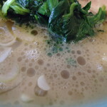 横浜家系ラーメン みさきや - スープに浮かぶ鶏油