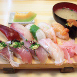 魚河岸寿司 - ランチの松にぎり(1050円) お味噌汁とメロンまで！