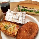 緑町のパン屋さん クラウン - カレーパン、生食パンのふわふわフレンチ、
      カルボナーラ、金ゴマごぼうコッペ