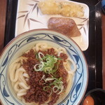 丸亀製麺 - 旨辛肉々釜玉(大)760円といなり110円、イカ天130円