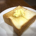 上島珈琲店 - トーストは厚切りで、バタータップリ。美味しい食パン。