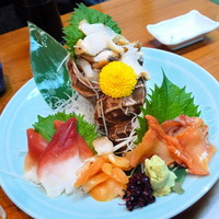 浅草 魚料理 遠州屋 - 貝刺し盛合せ コレ、赤貝入ってたんですけど えぐみの微塵もない！ 赤貝って微妙なお店が多いんですけど（笑） 流石は遠州屋さん！ 素晴らしいものが出てきましたよ