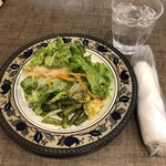 ピッツェリア グランデ バッボ - ランチのサラダ（お皿は２５ｃｍ？くらい）