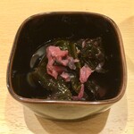 Udon Wagetsu - 小鉢:生わかめの梅クラゲ和え