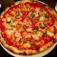 ピッツェリア ロマーナ ジャニコロ - ブロッコリーと燻製ベーコン、スウィートコーンのモッツァレラチーズとトマトソースのピッツア