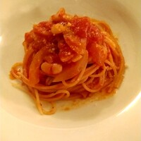 ピッツェリア ロマーナ ジャニコロ - イタリア産パンチェッタと白いんげん豆、玉葱のトマトソーススパゲッティ