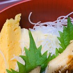 塩竈酒場タセイ - 脇には、卵焼きとガリとツマが乗っています！