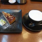 丸の内 CAFE 会 - カラメルミルクレープ アーモンド＆ウォルナッツとカプチーノ