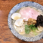 拉麺 イチバノナカ - 貝と魚介の中華そば〜地ハマのせ〜
