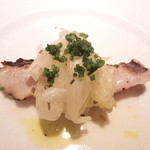 トラットリア フィオーレ - いさきの炙りカルパッチョ新玉ネギのマリネ