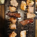 宇多津ホルモン - 肉、焼いてる途中