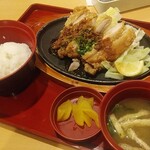 ジョイフル - にんにく醤油の揚げ鶏鉄板定食