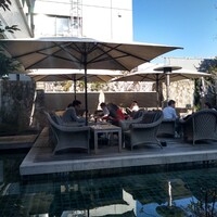 CICADA - カウンター越しにプール