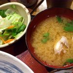 泉寿司 - 泉寿司 ＠中板橋 ランチに付くアラの味噌汁とサラダ