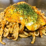 Okonomiyaki Teppanyaki Ikkyuu - ☆ こんもりとしたお好み焼き肉玉うどん、ふっくらです♪全体のバランスが良く、薄からず、くどすぎず、もたれない丁度良い味わい☆上に乗せられた半熟玉子で、まろやかさも加わった美味しい一枚でした