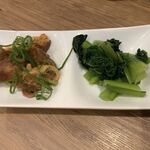 大石屋 - お通し（親鶏の？と雪菜のお浸し）