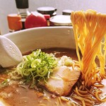 Ramen Ippachi - カタメで頼んだ中細ストレート麺(逆光で見えにくくてすいません)