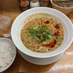 金蠍 - 汁あり金胡麻担々麺（900円）、ライス（小）※無料サービス