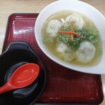 Howaito Gyouza Hanagasa - スープ餃子（￥390）