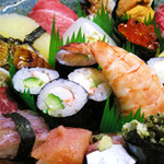 Suppon Fugu Ryourisushi Kappou Tokugetsu - お任せ寿司盛り合せ　お好みのネタや巻き物を寿司職人が芸術的に盛り付けします。