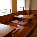 龍門穂高 - 小上がりは低めに設定してあるので足の悪い方でも無理なく上がることができます。　4人用×4テーブル