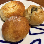 J's Bakery - 左上がカレーパン　左下が塩豆パン　右がブルーチーズパンです　みんな美味しくてワインがすぐ空に・・・