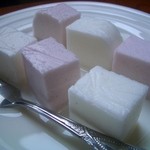 珈琲自家焙煎ひつじcafe - ギモーブ・380円。不思議なふわふわ感をお試しください♪