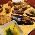 ブルガズ アダ - 前菜の盛り合わせ。