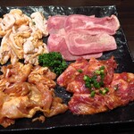 カラカラ - 右上から 豚塩タン、中落ちカルビ、 鶏セセリの唐唐焼き、鶏皮の唐唐焼き