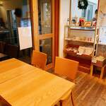 クロリブレッド&ライフ - イートインスペースもある店内
