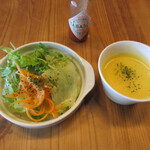 カフェミールバロック - 秋鮭ときのこの石窯ピッツァ用のサラダとスープ