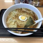 らーめんどんぐり - ワンタンめん、900円。