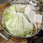 すき焼･鍋物 なべや - 鶏みんち鍋 特製みそ味 作成風景