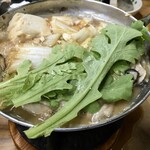 すき焼･鍋物 なべや - かきみそ鍋に菊菜投入
