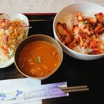 Jyoti - タンドリー丼。カレーがついているので、カレーライスしてもおいしー。ちょっとサラダもあって、バランスいいランチ。