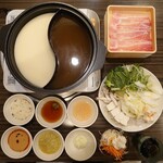 Shabuyou - 三元豚バラ食べ放題(昼)¥1199 追加だし ¥100 ドリンクバー(クーポン)¥199