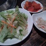 焼肉・韓国料理 KollaBo - 定食のサラダ他