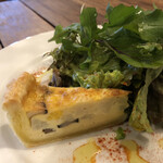 ジジーノ - 椎茸のキッシュが添えられたサラダ