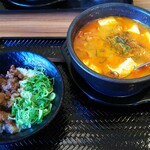 カルビ丼とスン豆腐専門店 韓丼 - 全貌。