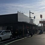 麺屋豚道場ぶた壱 - 朝9:00。
      
      二郎直系なら0:00に整理券だろうね。
      
      が、田舎のインスパイアでこの並びは素晴らしい！！！
      
      まだ看板無し。12/20に正式開店。
      
      
      この後、オープン時には約200人！！！
      
      
      
      