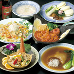 いけの飯店 - 料理写真:特製フカヒレ姿煮、北京ダックやアワビのクリーム煮などの高級食材も自慢です。