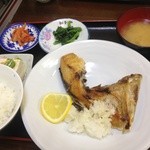 すいふ - とろとろのまぐろカマと、たくさんの小鉢がうれしい。