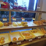 コート・ド・フルール - 店内には美味しそうなケーキもたくさん並んでましたが今回は目をつぶりパンのみを購入です。 