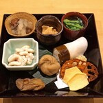 割烹はらだ - 前菜　　ホウレン草の魚の出汁の胡麻和え、蕪寿司、蓮とクワイとケシの実の揚げチップス、烏賊の南蛮漬け、栗きんとん、ナマコのみぞれ和え、白子蒸し、牡蠣のオイル漬け