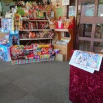 春日 - 店内  駄菓子も有ります